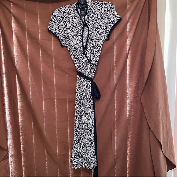 Asian Inspired Black & White Wrap Dress size 8 - Picture 2 of 8